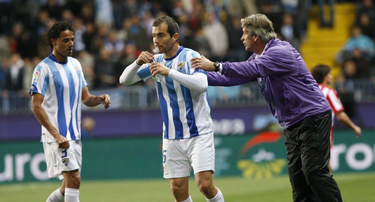 Pellegrini dándole órdenes a Maresca en su etapa en el Málaga.